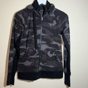 Athleta Triumph Hoodie Sweatshirt Camo
